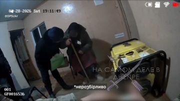 Побег из неньки не удался. Смекалка украинцев в условиях мобилизации не перестает удивлять - в попытке выехать в Молдову парнишка замаскировался под 72-летнюю бабушку