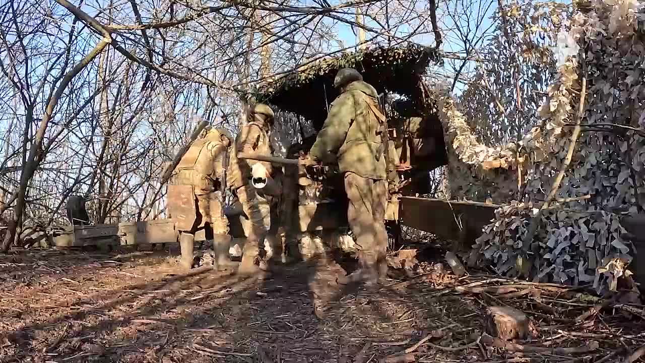 Артиллеристы группировки войск "Центр" во взаимодействии с расчетами БПЛА уничтожили пункты временной дислокации с живой силой ВСУ на днепропетровском направлении