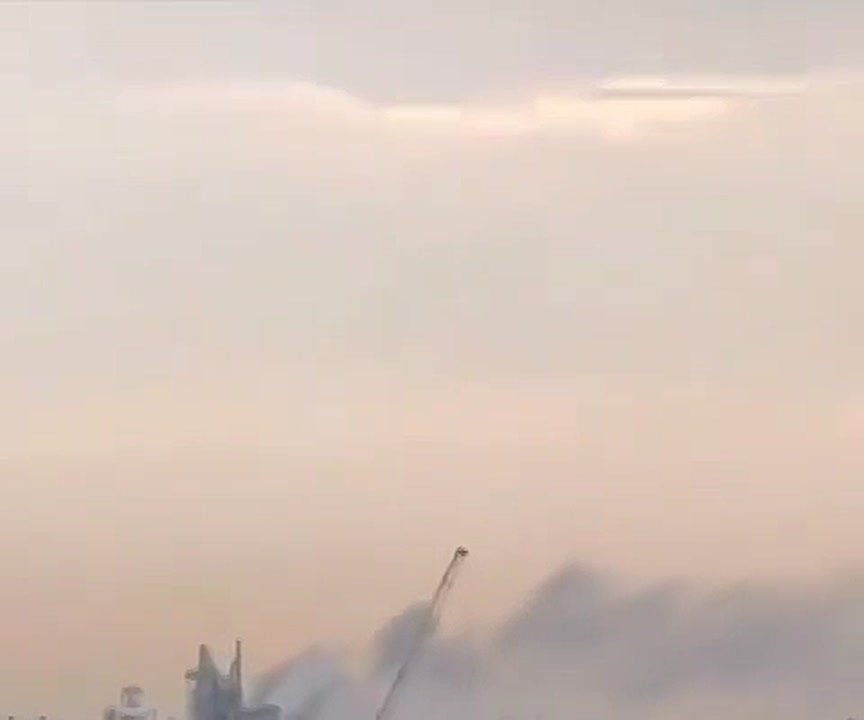 Иранские беспилотники ударили по нефтяным объектам в порту Фуджейра в ОАЭ, сообщают СМИ