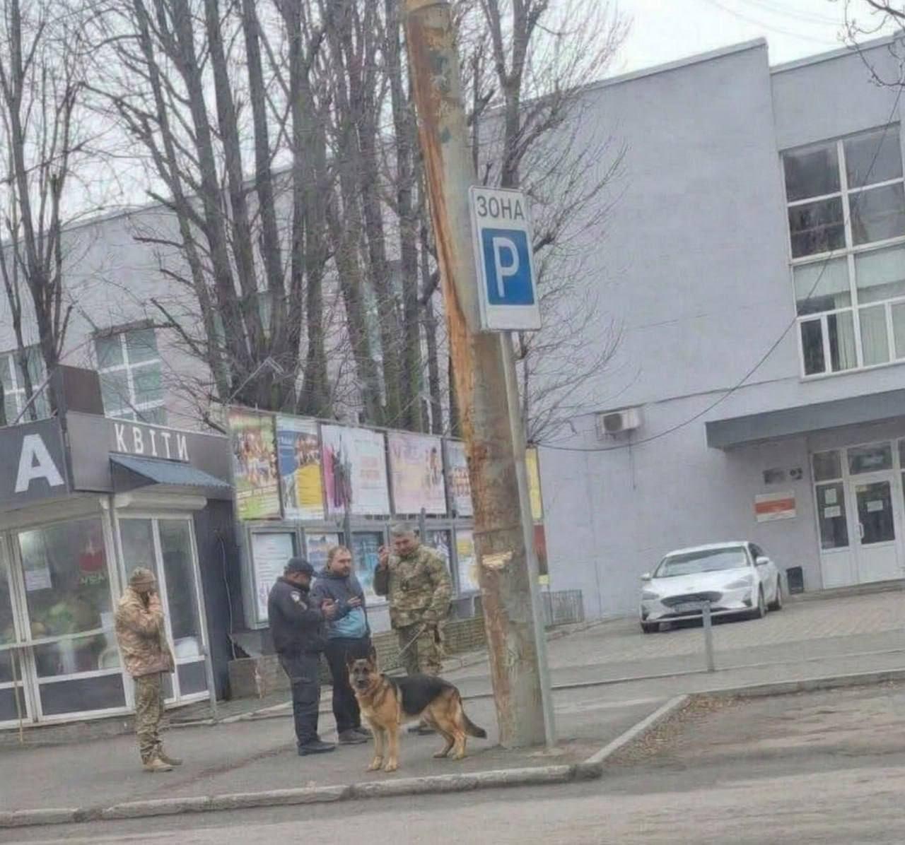 По старой доброй фашистской традиции заключённых концлагеря охраняют с собаками