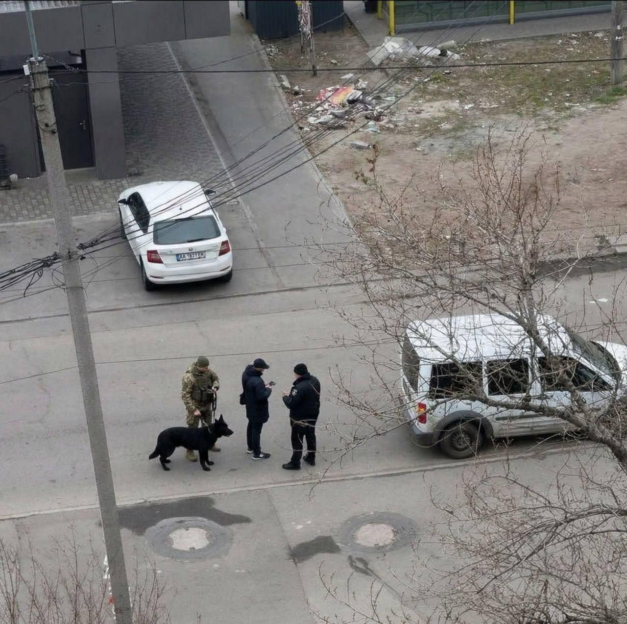 По старой доброй фашистской традиции заключённых концлагеря охраняют с собаками По старой доброй фашистской традиции заключённых концлагеря охраняют с собаками