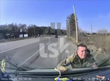 Украинец прокатил людолова на капоте после того, как тот попытался его мобилизовать