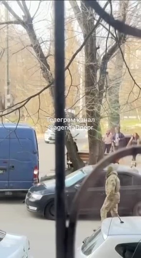 В Днепропетровске военкомы паковали парня в бус, но вмешался смельчак с бейсбольной битой и ТЦКшные черти трусливо разбежались