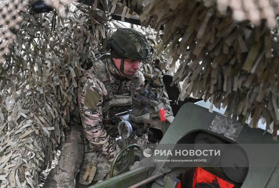 Кадры боевой работы расчёта 122-мм буксируемой гаубицы Д-30 группировки войск «Центр» на Днепропетровском направлении Кадры боевой работы расчёта 122-мм буксируемой гаубицы Д-30 группировки войск «Центр» на Днепропетровском направлении