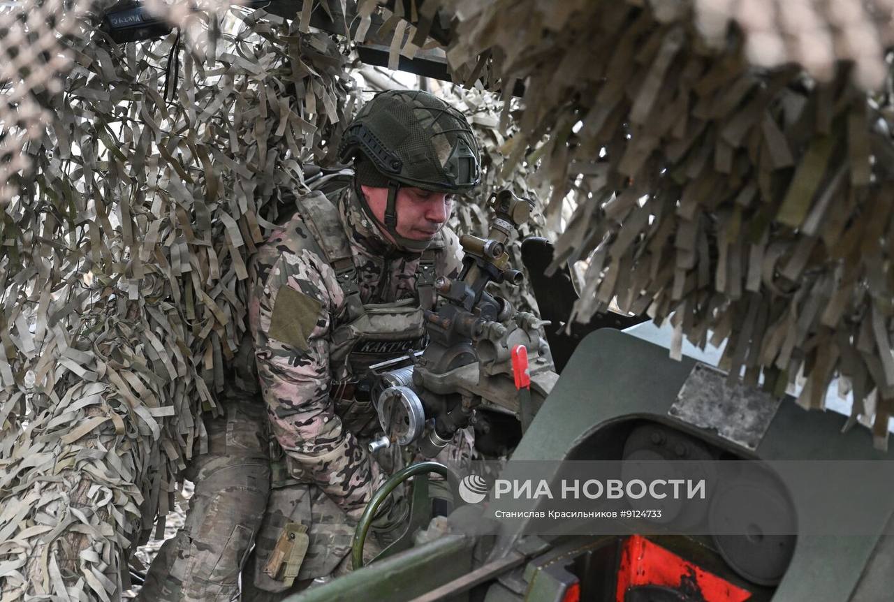 Кадры боевой работы расчёта 122-мм буксируемой гаубицы Д-30 группировки войск «Центр» на Днепропетровском направлении Кадры боевой работы расчёта 122-мм буксируемой гаубицы Д-30 группировки войск «Центр» на Днепропетровском направлении