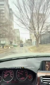 Житель Днепропетровска на видео сообщает, что город опустел, на улицах можно чаще всего увидеть пожилых людей и подростков, а мужчин очень мало многих выгребли ТЦК