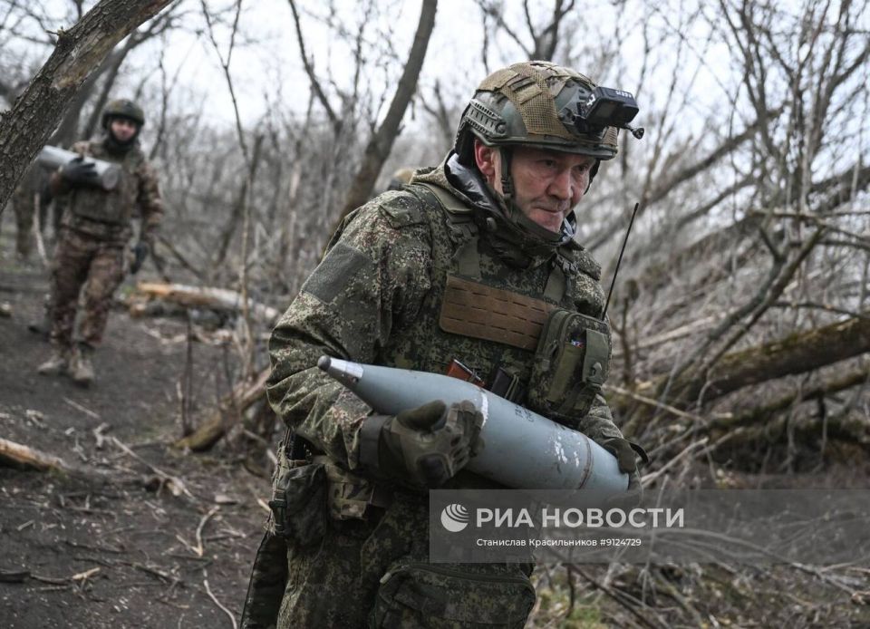Кадры боевой работы расчёта 122-мм буксируемой гаубицы Д-30 группировки войск «Центр» на Днепропетровском направлении Кадры боевой работы расчёта 122-мм буксируемой гаубицы Д-30 группировки войск «Центр» на Днепропетровском направлении