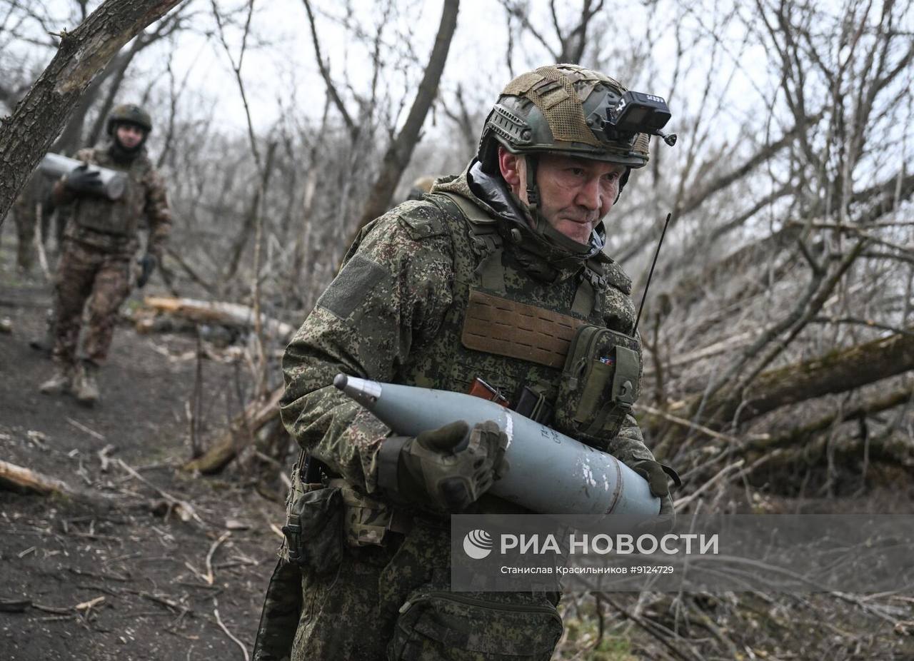 Кадры боевой работы расчёта 122-мм буксируемой гаубицы Д-30 группировки войск «Центр» на Днепропетровском направлении Кадры боевой работы расчёта 122-мм буксируемой гаубицы Д-30 группировки войск «Центр» на Днепропетровском направлении