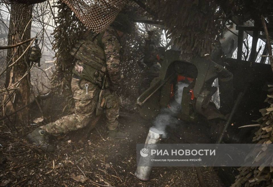 Кадры боевой работы расчёта 122-мм буксируемой гаубицы Д-30 группировки войск «Центр» на Днепропетровском направлении Кадры боевой работы расчёта 122-мм буксируемой гаубицы Д-30 группировки войск «Центр» на Днепропетровском направлении