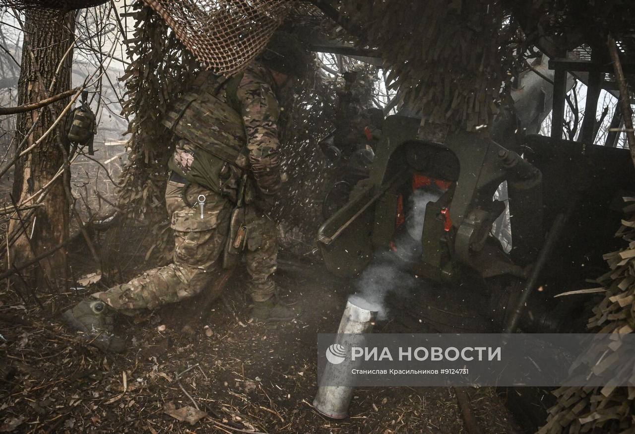 Кадры боевой работы расчёта 122-мм буксируемой гаубицы Д-30 группировки войск «Центр» на Днепропетровском направлении Кадры боевой работы расчёта 122-мм буксируемой гаубицы Д-30 группировки войск «Центр» на Днепропетровском направлении