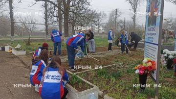 Студенты и школьники Крыма благоустраивают памятники Великой Отечественной войны