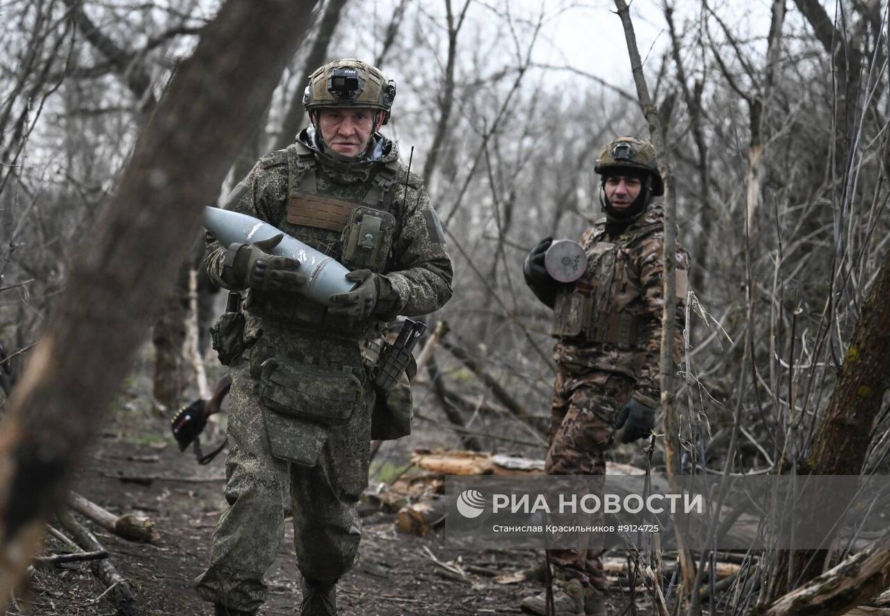 Кадры боевой работы расчёта 122-мм буксируемой гаубицы Д-30 группировки войск «Центр» на Днепропетровском направлении Кадры боевой работы расчёта 122-мм буксируемой гаубицы Д-30 группировки войск «Центр» на Днепропетровском направлении