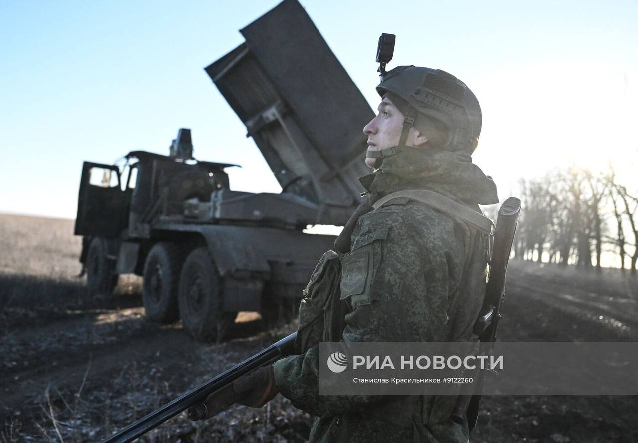 Кадры боевой работы расчёта РСЗО 9К51 «Град» группировки войск «Центр» на Днепропетровском направлении Кадры боевой работы расчёта РСЗО 9К51 «Град» группировки войск «Центр» на Днепропетровском направлении