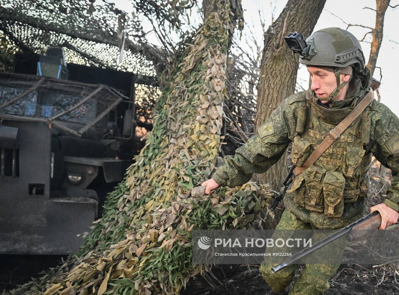 Кадры боевой работы расчёта РСЗО 9К51 «Град» группировки войск «Центр» на Днепропетровском направлении Кадры боевой работы расчёта РСЗО 9К51 «Град» группировки войск «Центр» на Днепропетровском направлении