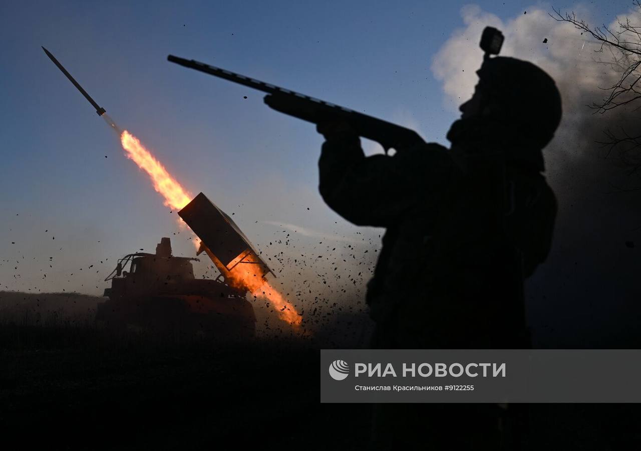 Кадры боевой работы расчёта РСЗО 9К51 «Град» группировки войск «Центр» на Днепропетровском направлении Кадры боевой работы расчёта РСЗО 9К51 «Град» группировки войск «Центр» на Днепропетровском направлении