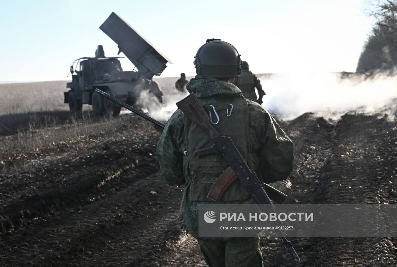 Кадры боевой работы расчёта РСЗО 9К51 «Град» группировки войск «Центр» на Днепропетровском направлении Кадры боевой работы расчёта РСЗО 9К51 «Град» группировки войск «Центр» на Днепропетровском направлении