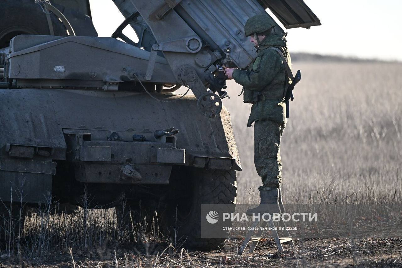 Кадры боевой работы расчёта РСЗО 9К51 «Град» группировки войск «Центр» на Днепропетровском направлении Кадры боевой работы расчёта РСЗО 9К51 «Град» группировки войск «Центр» на Днепропетровском направлении