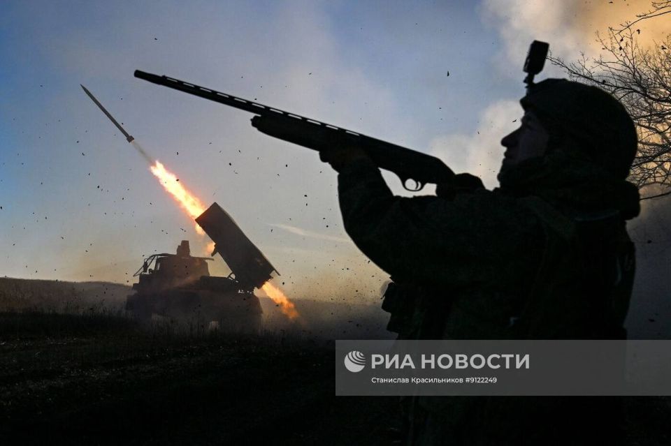 Кадры боевой работы расчёта РСЗО 9К51 «Град» группировки войск «Центр» на Днепропетровском направлении Кадры боевой работы расчёта РСЗО 9К51 «Град» группировки войск «Центр» на Днепропетровском направлении
