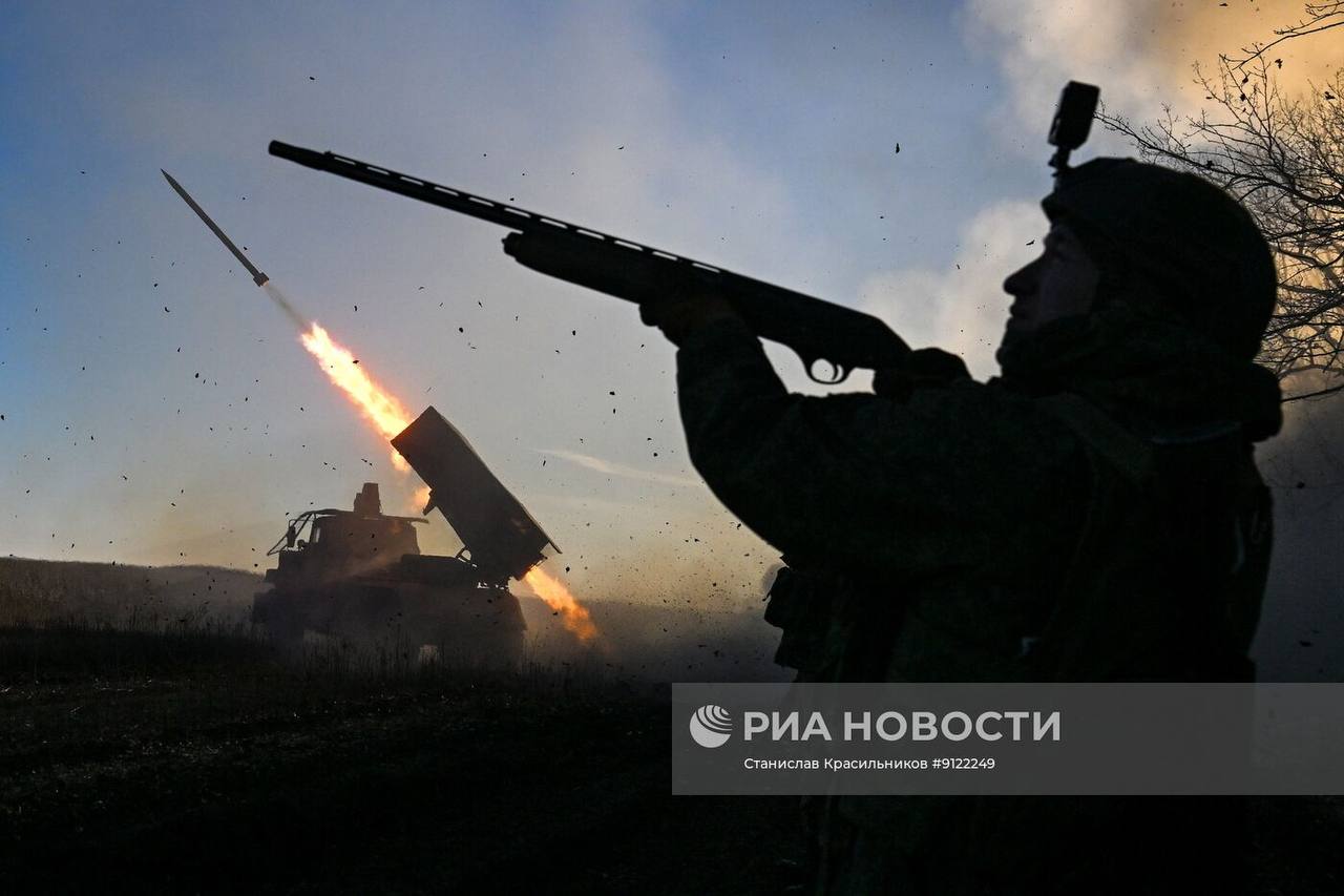 Кадры боевой работы расчёта РСЗО 9К51 «Град» группировки войск «Центр» на Днепропетровском направлении Кадры боевой работы расчёта РСЗО 9К51 «Град» группировки войск «Центр» на Днепропетровском направлении