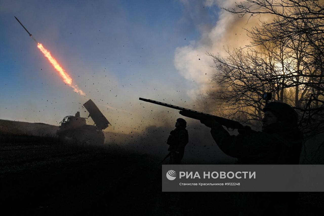 Кадры боевой работы расчёта РСЗО 9К51 «Град» группировки войск «Центр» на Днепропетровском направлении Кадры боевой работы расчёта РСЗО 9К51 «Град» группировки войск «Центр» на Днепропетровском направлении