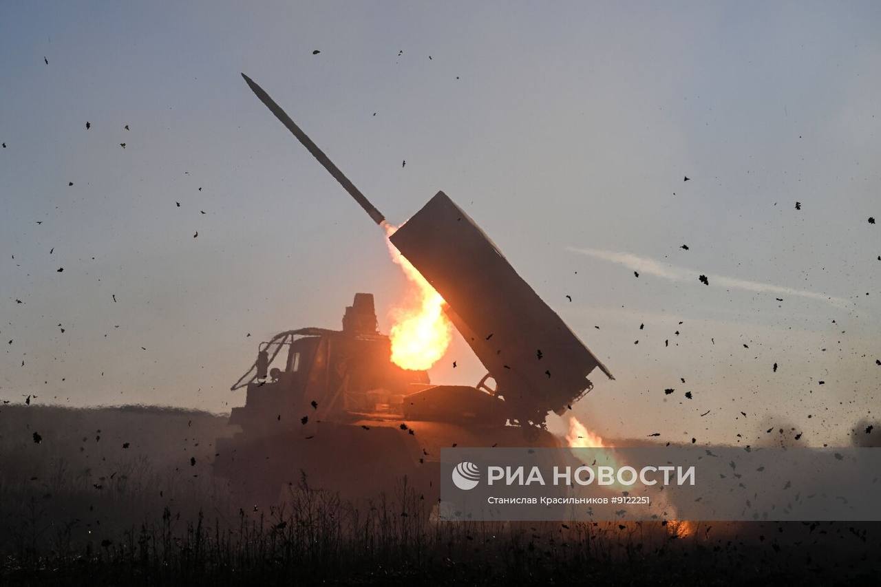 Кадры боевой работы расчёта РСЗО 9К51 «Град» группировки войск «Центр» на Днепропетровском направлении