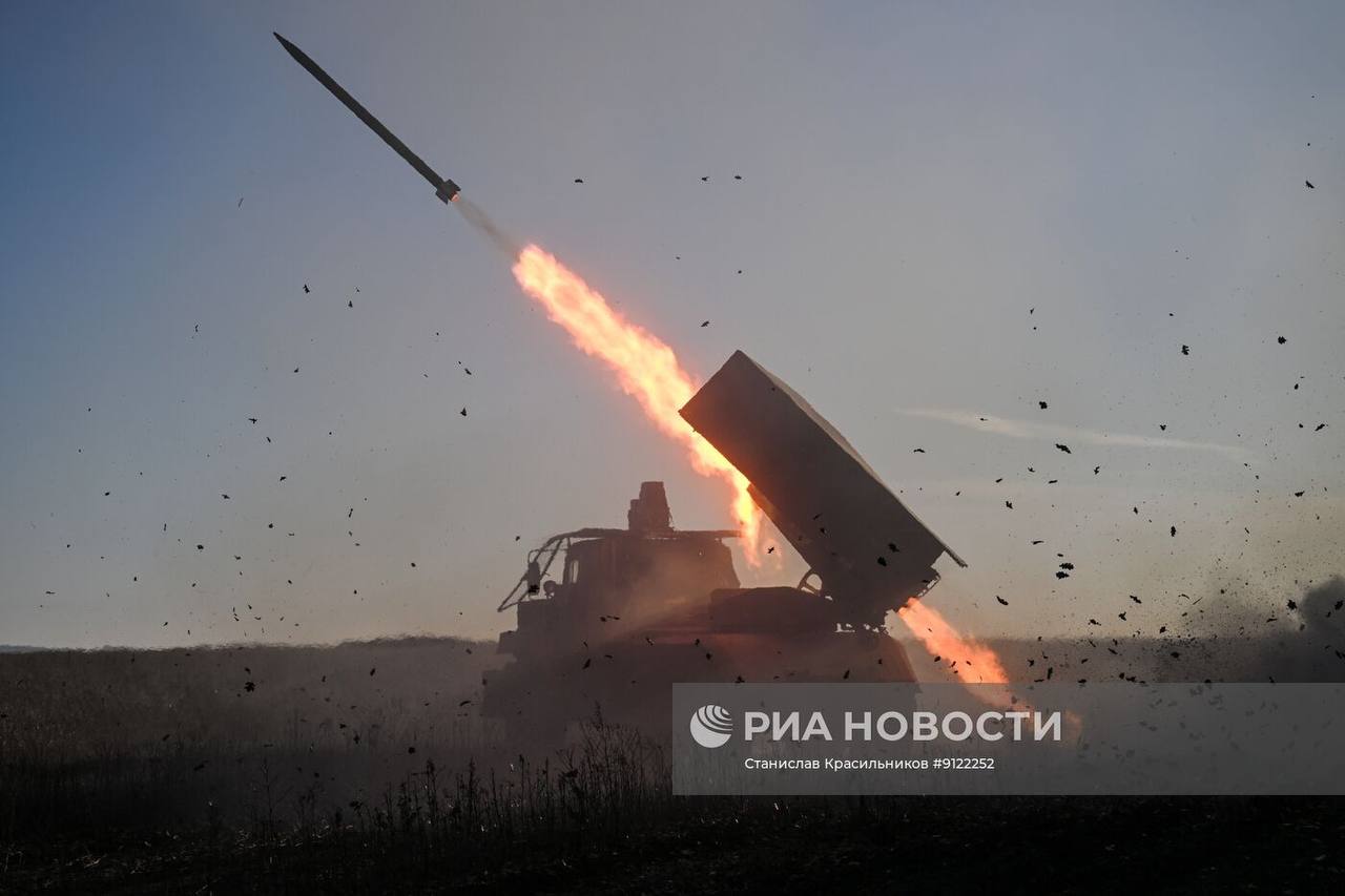 Кадры боевой работы расчёта РСЗО 9К51 «Град» группировки войск «Центр» на Днепропетровском направлении Кадры боевой работы расчёта РСЗО 9К51 «Град» группировки войск «Центр» на Днепропетровском направлении