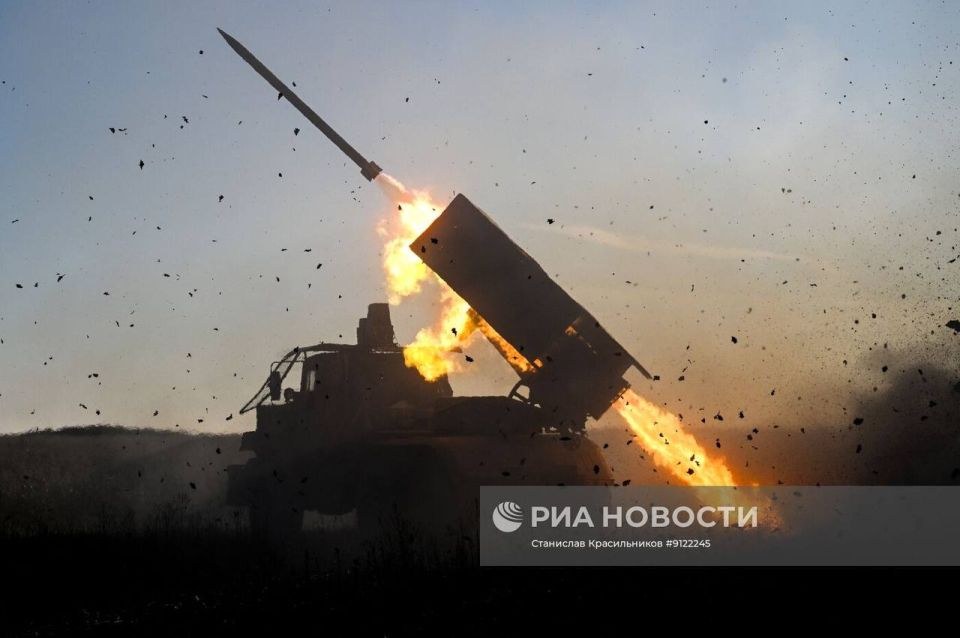 Кадры боевой работы расчёта РСЗО 9К51 «Град» группировки войск «Центр» на Днепропетровском направлении Кадры боевой работы расчёта РСЗО 9К51 «Град» группировки войск «Центр» на Днепропетровском направлении