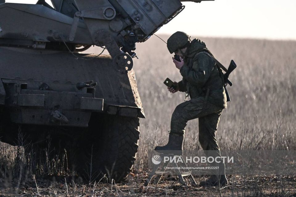 Кадры боевой работы расчёта РСЗО 9К51 «Град» группировки войск «Центр» на Днепропетровском направлении Кадры боевой работы расчёта РСЗО 9К51 «Град» группировки войск «Центр» на Днепропетровском направлении