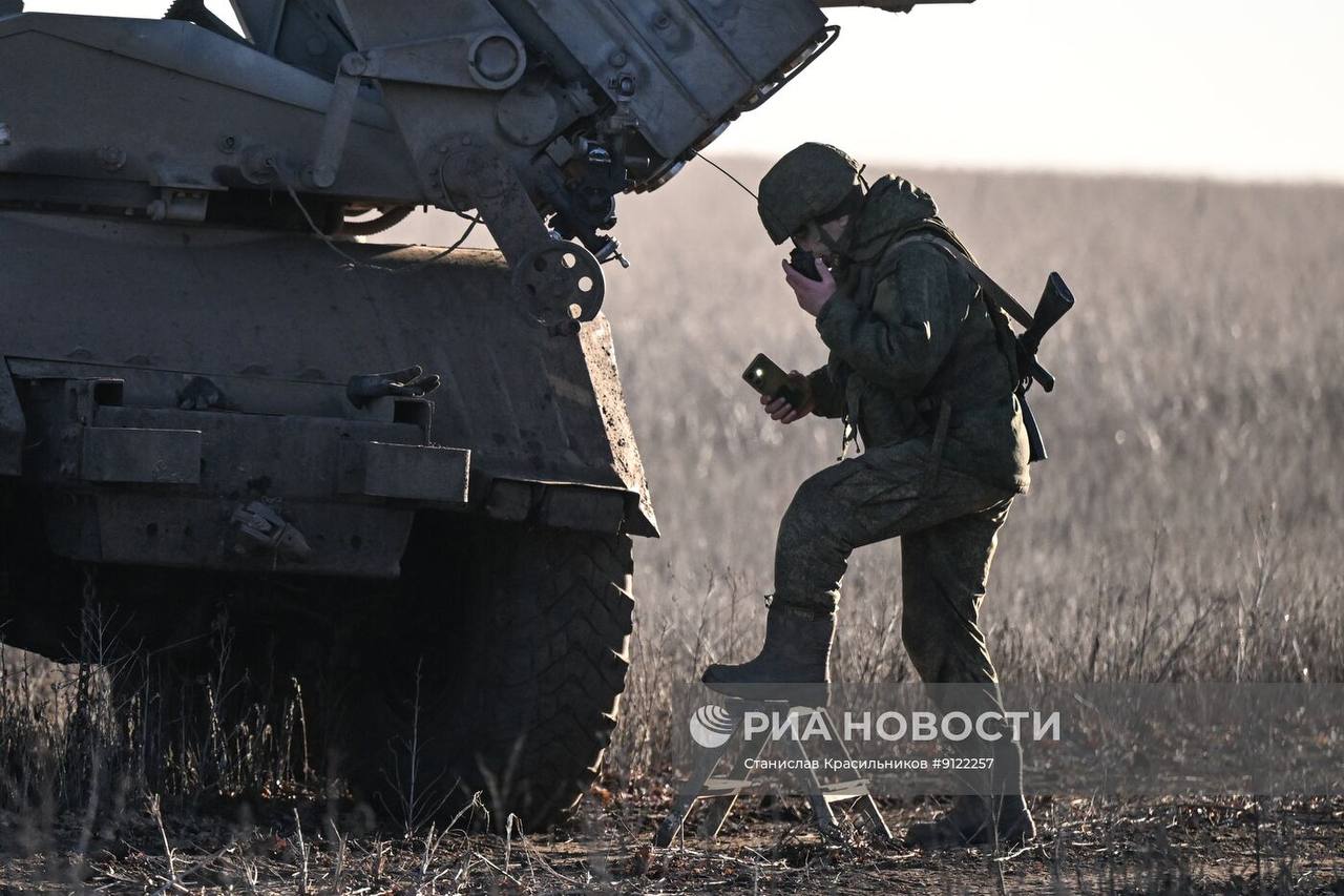 Кадры боевой работы расчёта РСЗО 9К51 «Град» группировки войск «Центр» на Днепропетровском направлении Кадры боевой работы расчёта РСЗО 9К51 «Град» группировки войск «Центр» на Днепропетровском направлении