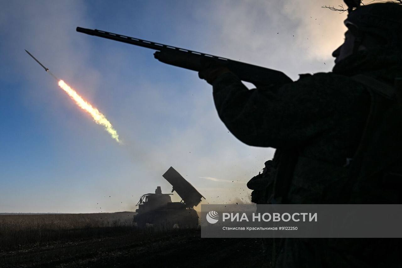 Кадры боевой работы расчёта РСЗО 9К51 «Град» группировки войск «Центр» на Днепропетровском направлении Кадры боевой работы расчёта РСЗО 9К51 «Град» группировки войск «Центр» на Днепропетровском направлении