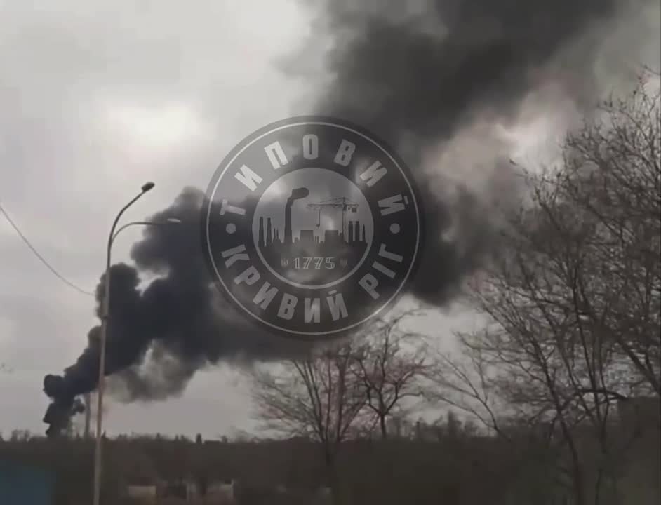 В Кривом Роге возник сильный пожар после удара дронов по объекту энергетики