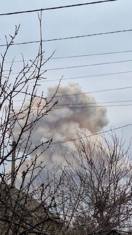 Огромный столб дыма после прилета "Гераней" по промышленному предприятию в Павлограде Днепропетровской области Огромный столб дыма после прилета "Гераней" по промышленному предприятию в Павлограде Днепропетровской области