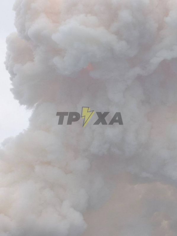 Огромный столб дыма после прилета "Гераней" по промышленному предприятию в Павлограде Днепропетровской области Огромный столб дыма после прилета "Гераней" по промышленному предприятию в Павлограде Днепропетровской области