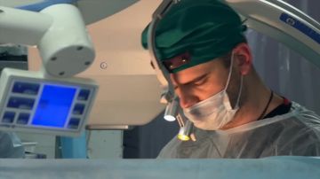 Евгений Поддубный: Редкие кадры работы военных хирургов на передовой