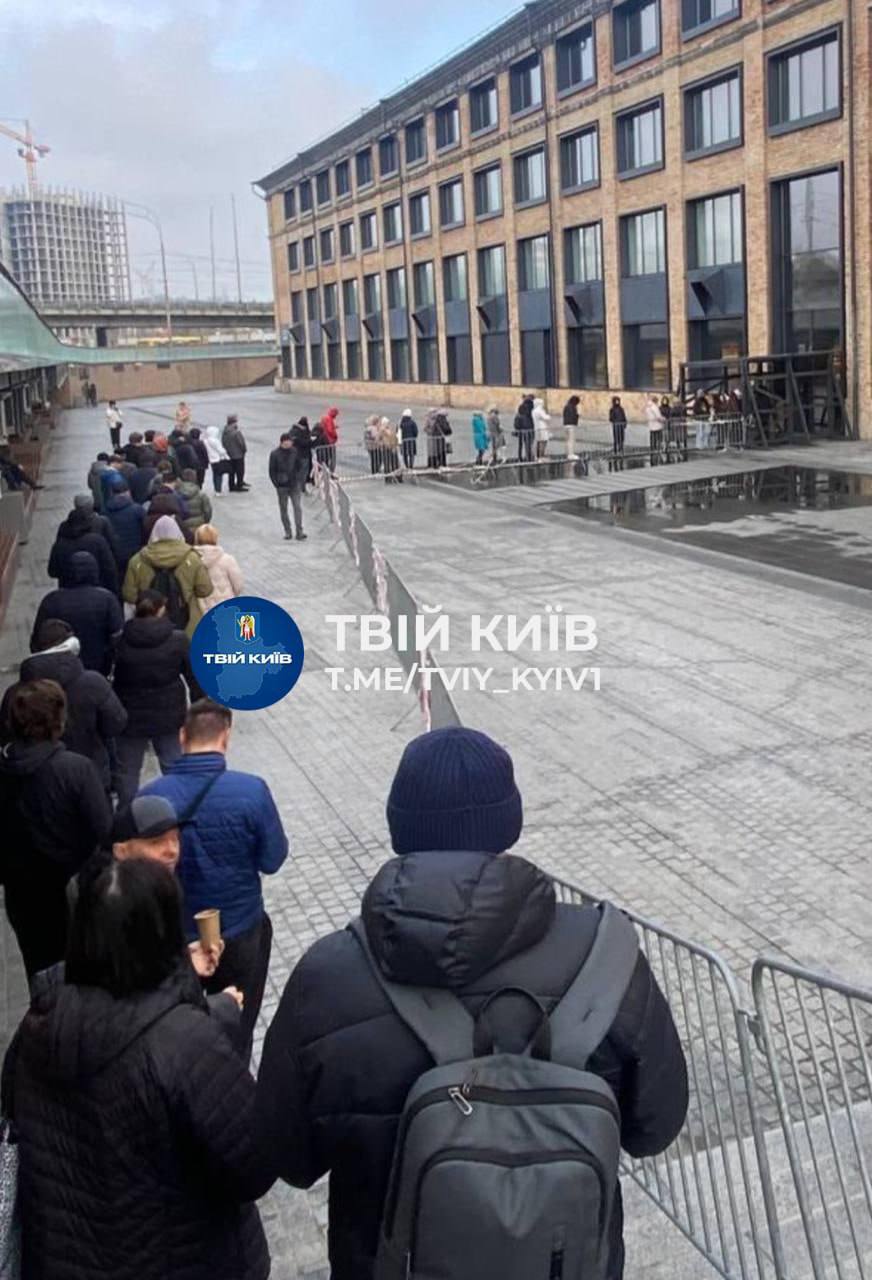 Огромные очереди в Киеве и Днепропетровске за куличами Огромные очереди в Киеве и Днепропетровске за куличами