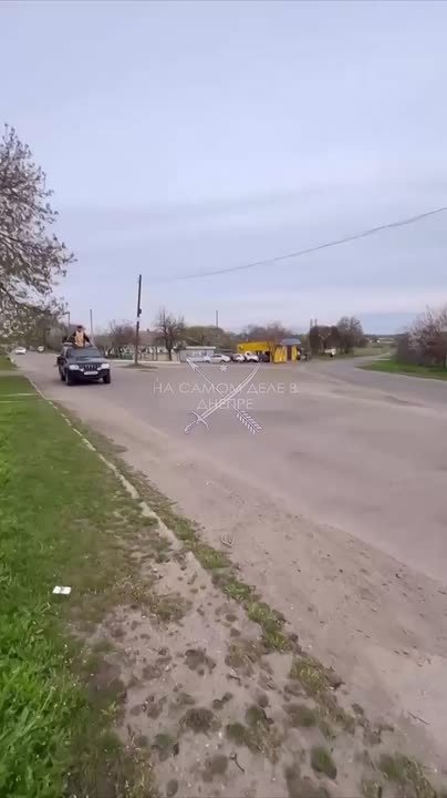 В Солёном священнослужитель проводил обряд освящения куличей, объезжая дворы на машине