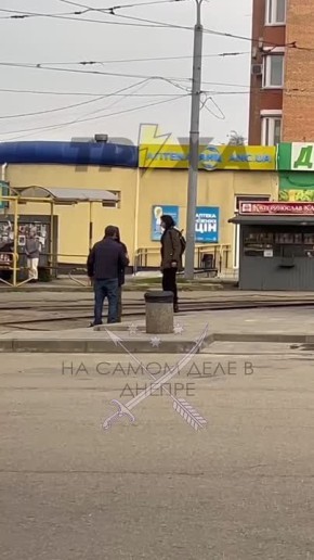 Весеннее обострение! Днепропетровске мужчина с топором нападал на людей и автомобили в районе конечной остановки 12-го и 16-го трамваев