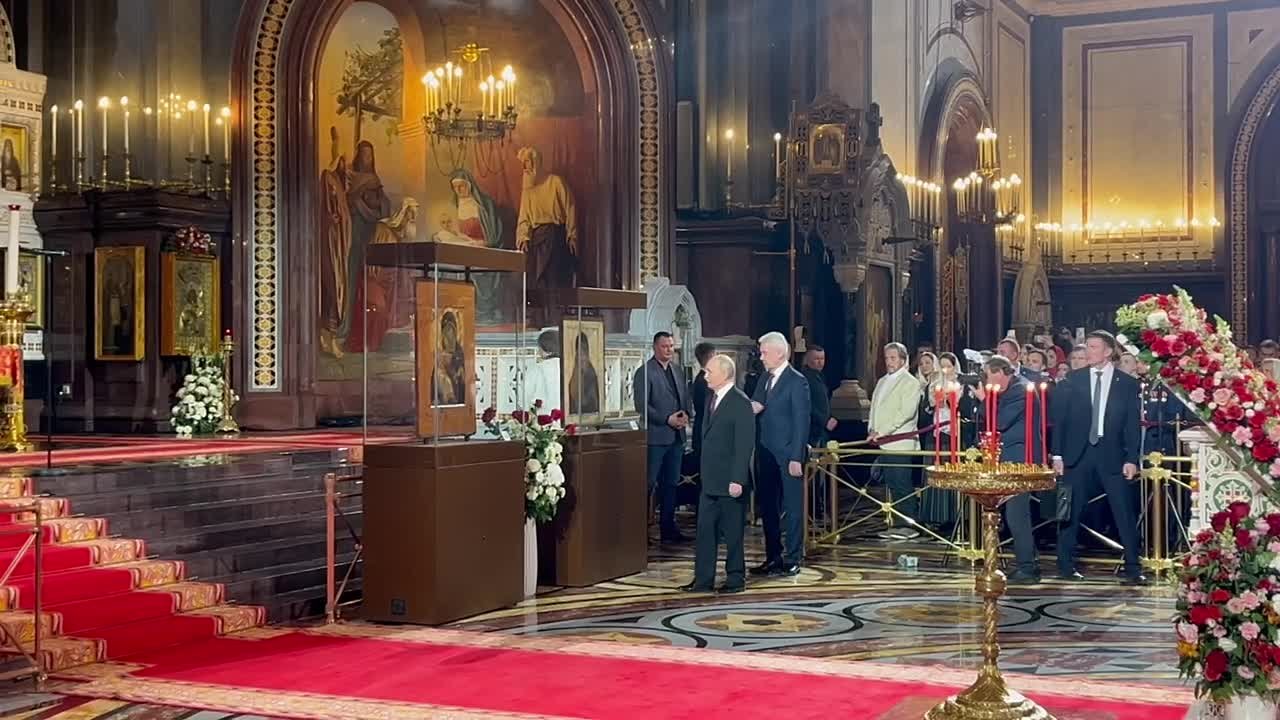 Президент России Владимир Путин посетил пасхальную службу в храме Христа Спасителя в Москве