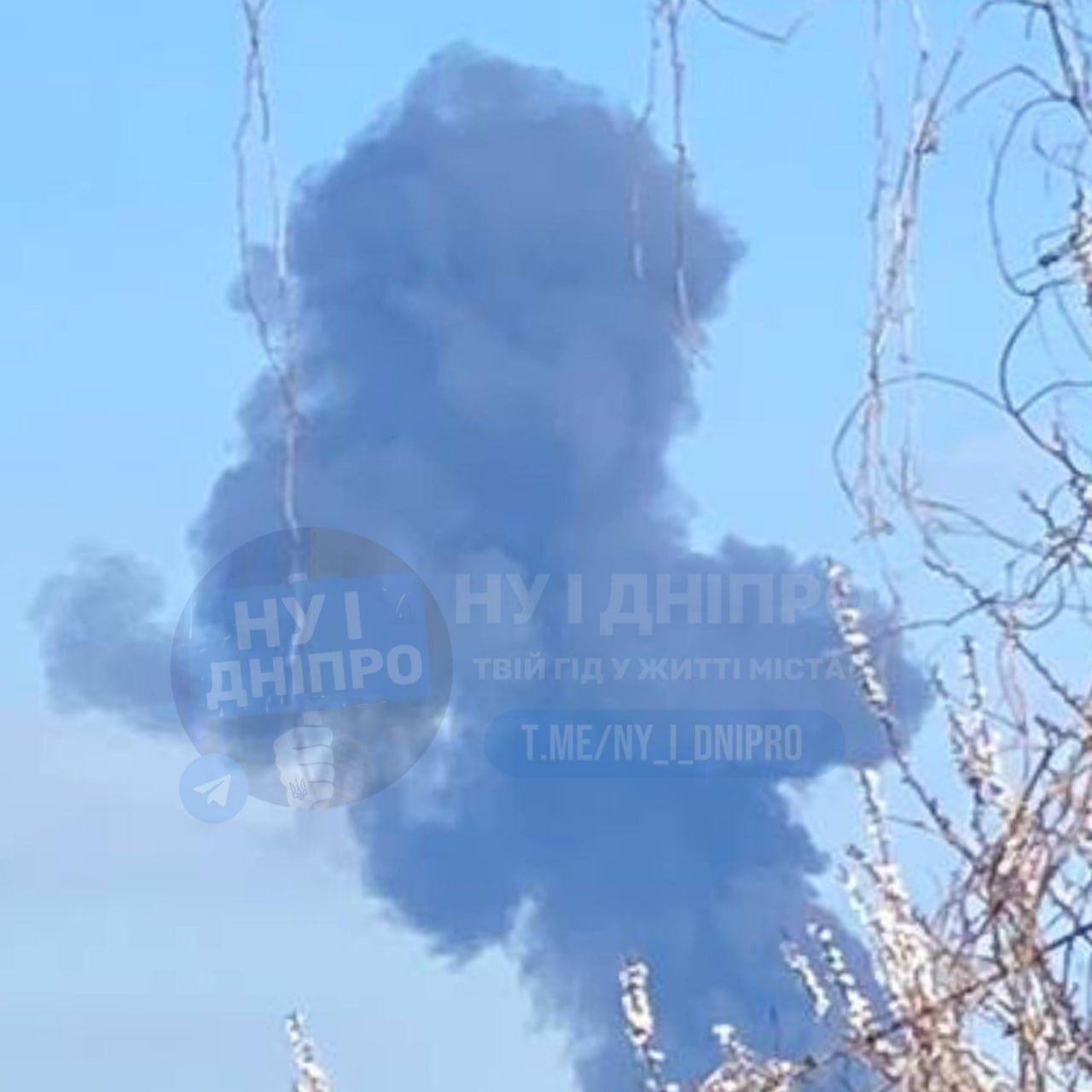 После ночных ударов Геранями в Днепропетровске горит нефтебаза ООО "Всесвит-Ойл" После ночных ударов Геранями в Днепропетровске горит нефтебаза ООО "Всесвит-Ойл"