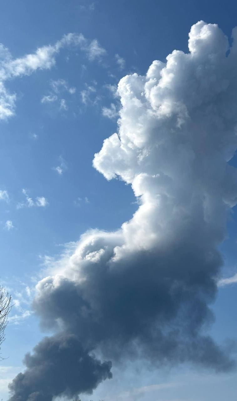 После ночных ударов Геранями в Днепропетровске горит нефтебаза ООО "Всесвит-Ойл" После ночных ударов Геранями в Днепропетровске горит нефтебаза ООО "Всесвит-Ойл"