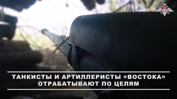 Минобороны России: Бойцы «Востока» действуют точно: экипаж танка Т-80БВМ и расчёты гаубиц Д-30 уничтожили опорные пункты ВСУ в Днепропетровской и Запорожской областях