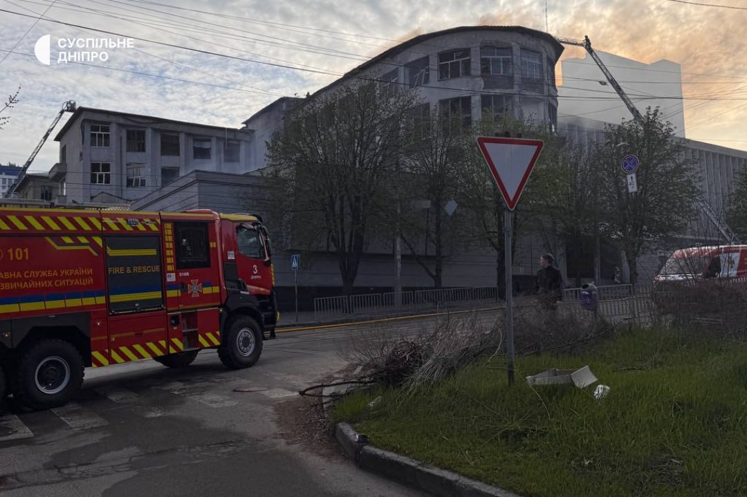 В Днепропетровске удар нанесён по административному зданию, сообщили местные власти В Днепропетровске удар нанесён по административному зданию, сообщили местные власти