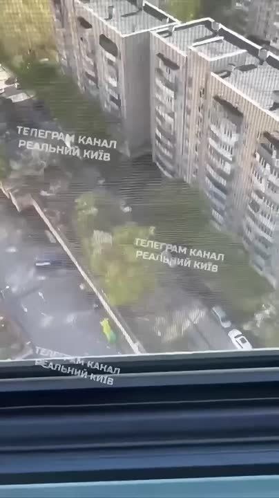 В Голосеевском районе Киева неизвестный открыл стрельбу по людям и захватил супермаркет "Велмарт", где взял заложников