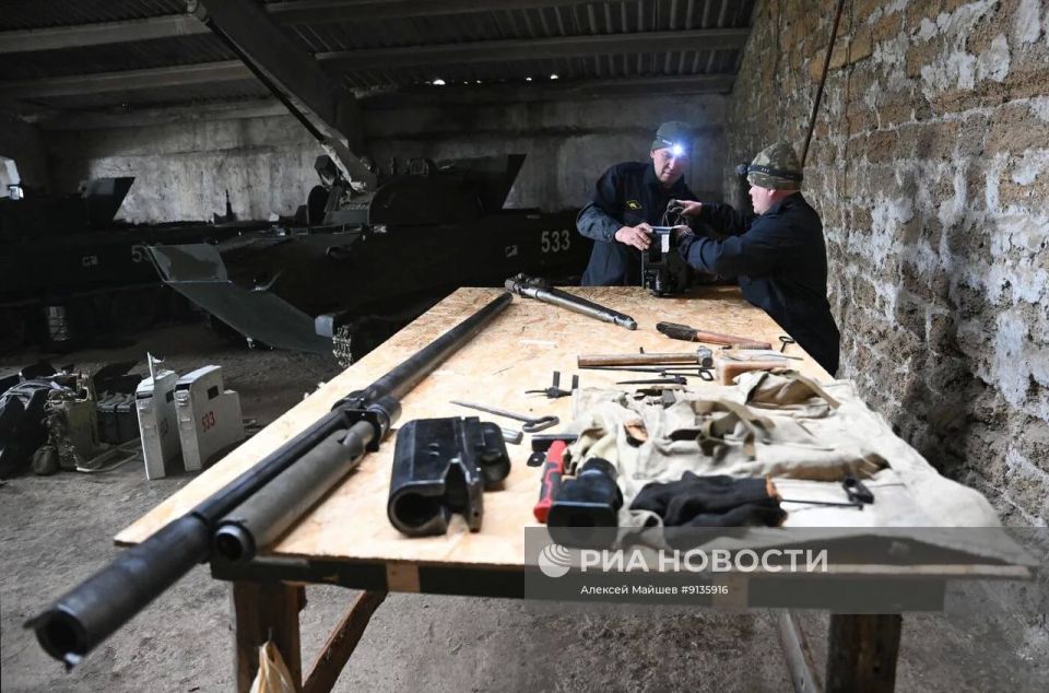 Техническое обслуживание боевых машин десанта БМД-2 военнослужащими 299-го парашютно-десантного полка ВДВ группировки войск «Днепр» на Запорожском направлении Техническое обслуживание боевых машин десанта БМД-2 военнослужащими 299-го парашютно-десантного полка ВДВ группировки войск «Днепр» на Запорожском направлении