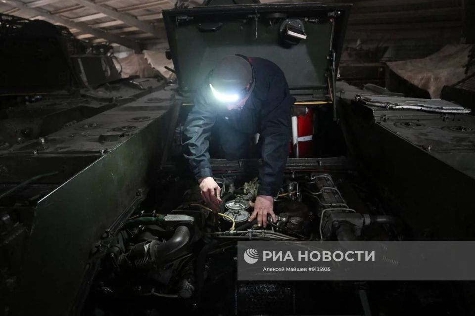 Техническое обслуживание боевых машин десанта БМД-2 военнослужащими 299-го парашютно-десантного полка ВДВ группировки войск «Днепр» на Запорожском направлении Техническое обслуживание боевых машин десанта БМД-2 военнослужащими 299-го парашютно-десантного полка ВДВ группировки войск «Днепр» на Запорожском направлении
