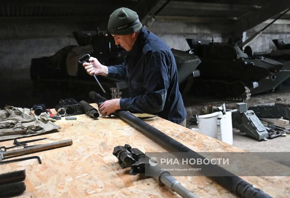 Техническое обслуживание боевых машин десанта БМД-2 военнослужащими 299-го парашютно-десантного полка ВДВ группировки войск «Днепр» на Запорожском направлении Техническое обслуживание боевых машин десанта БМД-2 военнослужащими 299-го парашютно-десантного полка ВДВ группировки войск «Днепр» на Запорожском направлении