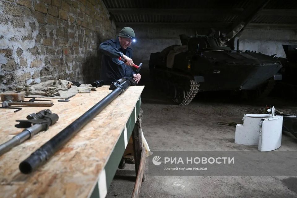 Техническое обслуживание боевых машин десанта БМД-2 военнослужащими 299-го парашютно-десантного полка ВДВ группировки войск «Днепр» на Запорожском направлении Техническое обслуживание боевых машин десанта БМД-2 военнослужащими 299-го парашютно-десантного полка ВДВ группировки войск «Днепр» на Запорожском направлении