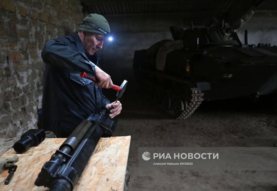 Техническое обслуживание боевых машин десанта БМД-2 военнослужащими 299-го парашютно-десантного полка ВДВ группировки войск «Днепр» на Запорожском направлении Техническое обслуживание боевых машин десанта БМД-2 военнослужащими 299-го парашютно-десантного полка ВДВ группировки войск «Днепр» на Запорожском направлении