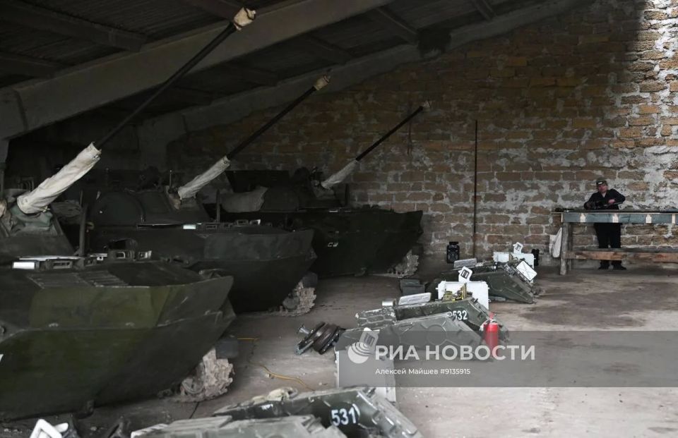 Техническое обслуживание боевых машин десанта БМД-2 военнослужащими 299-го парашютно-десантного полка ВДВ группировки войск «Днепр» на Запорожском направлении Техническое обслуживание боевых машин десанта БМД-2 военнослужащими 299-го парашютно-десантного полка ВДВ группировки войск «Днепр» на Запорожском направлении