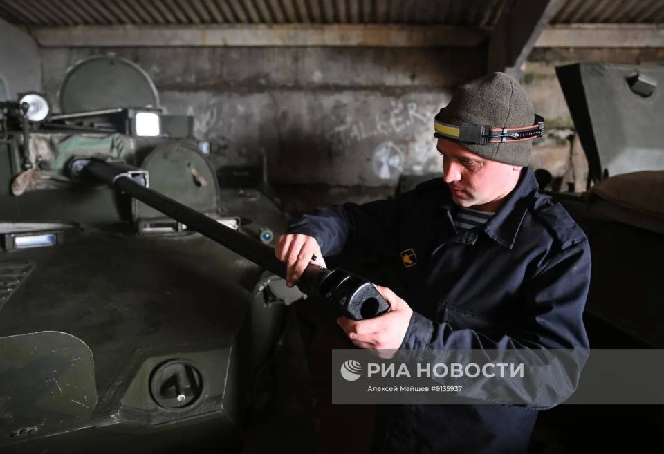 Техническое обслуживание боевых машин десанта БМД-2 военнослужащими 299-го парашютно-десантного полка ВДВ группировки войск «Днепр» на Запорожском направлении Техническое обслуживание боевых машин десанта БМД-2 военнослужащими 299-го парашютно-десантного полка ВДВ группировки войск «Днепр» на Запорожском направлении